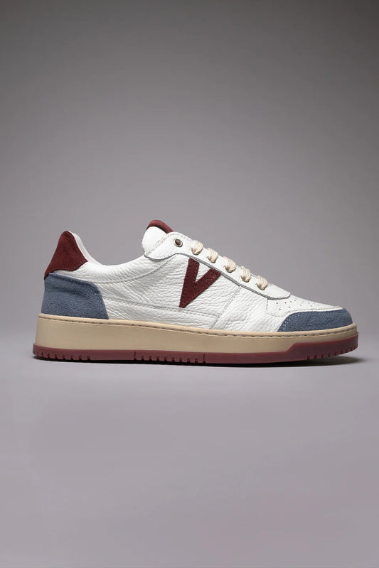 College - Sneakers bianca con inserti e suola bicolor bordeaux e jeans