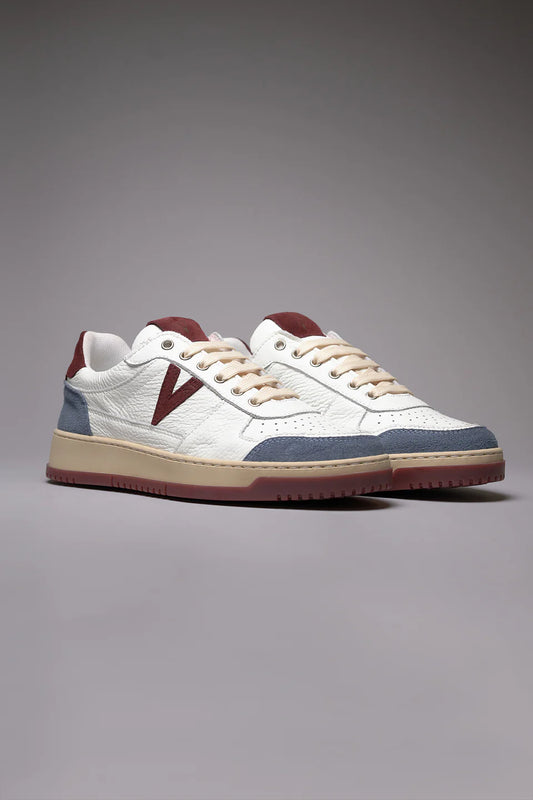 College - Sneakers bianca con inserti e suola bicolor bordeaux e jeans