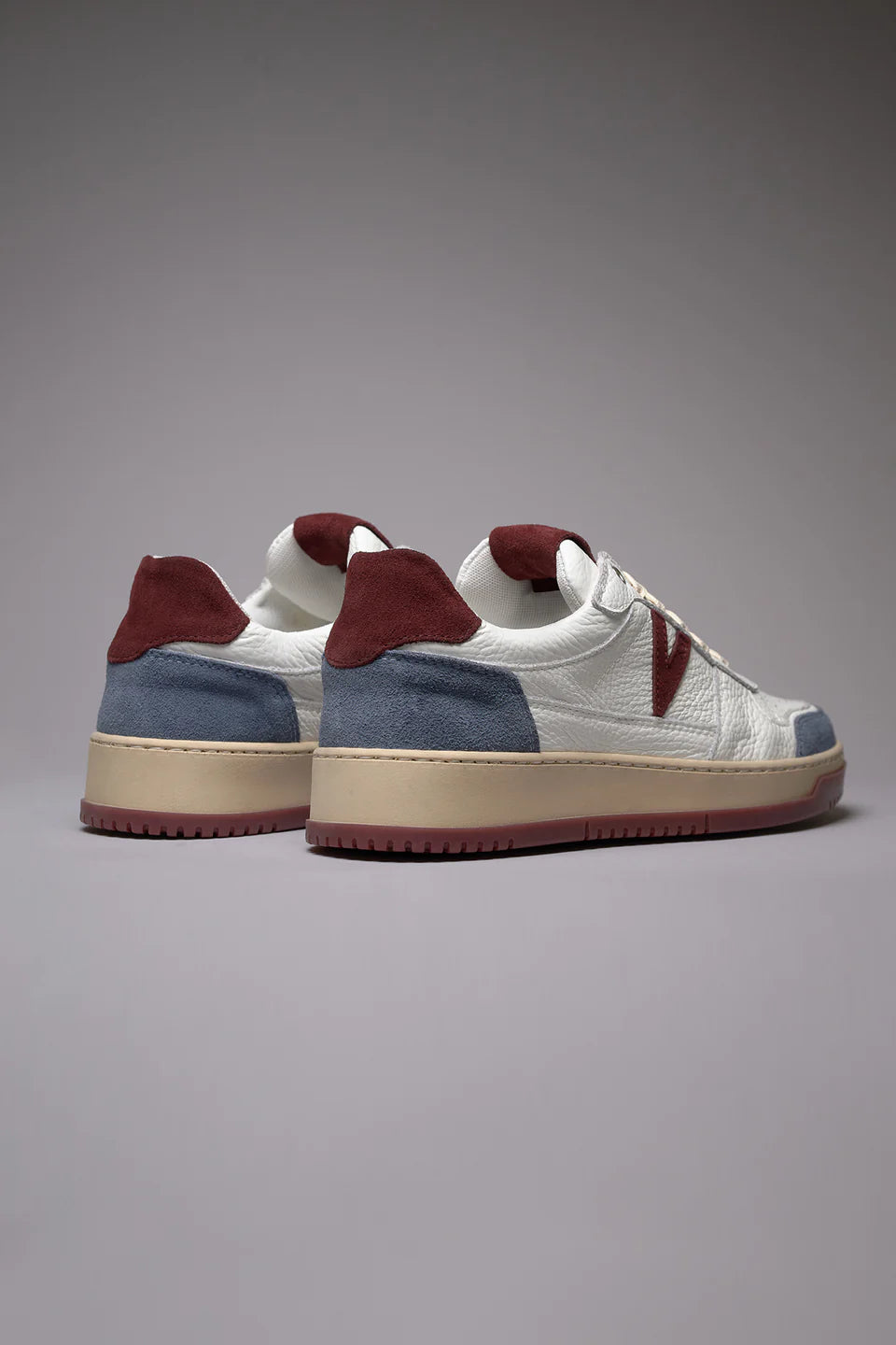 College - Sneakers bianca con inserti e suola bicolor bordeaux e jeans