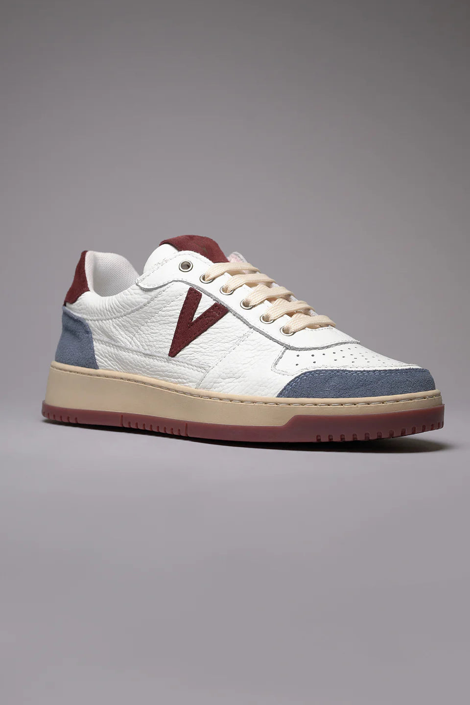 College - Sneakers bianca con inserti e suola bicolor bordeaux e jeans