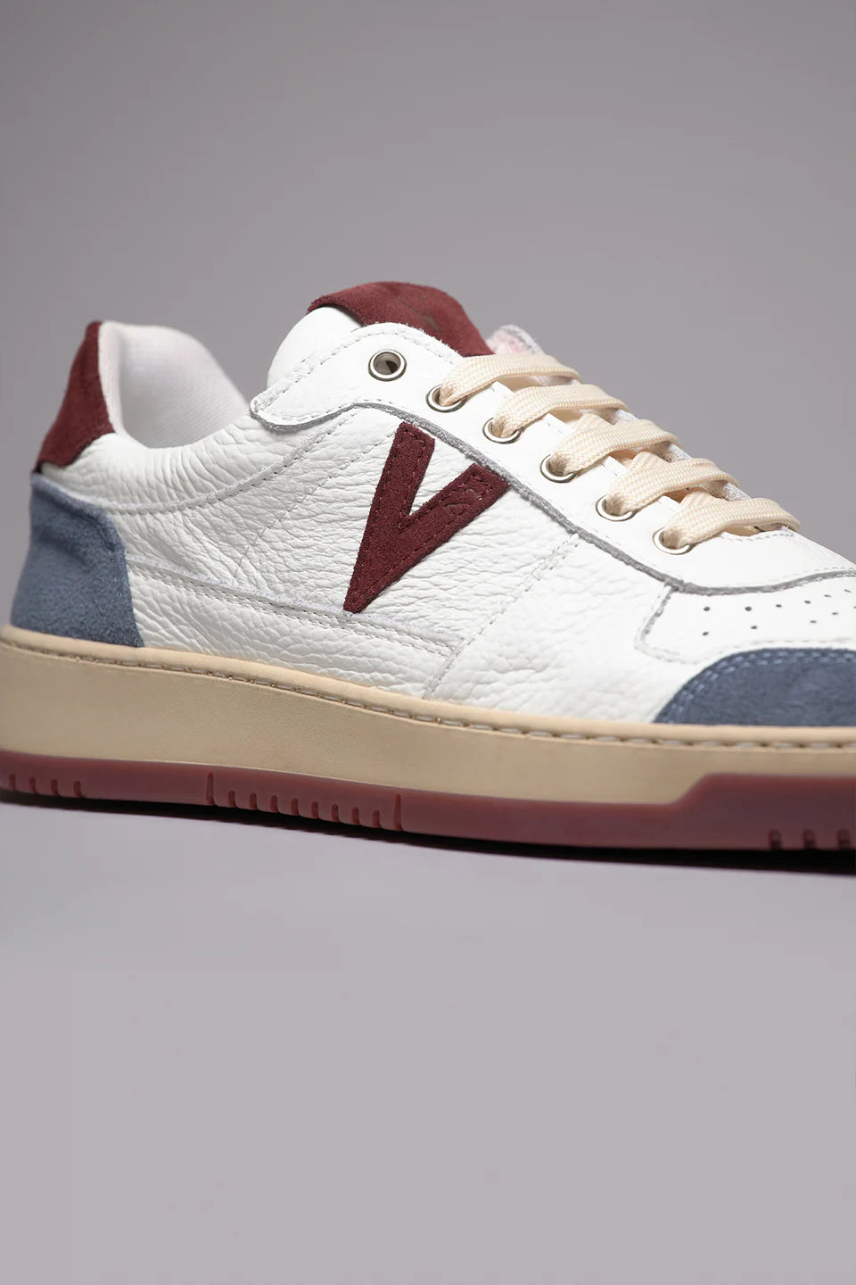 College - Sneakers bianca con inserti e suola bicolor bordeaux e jeans