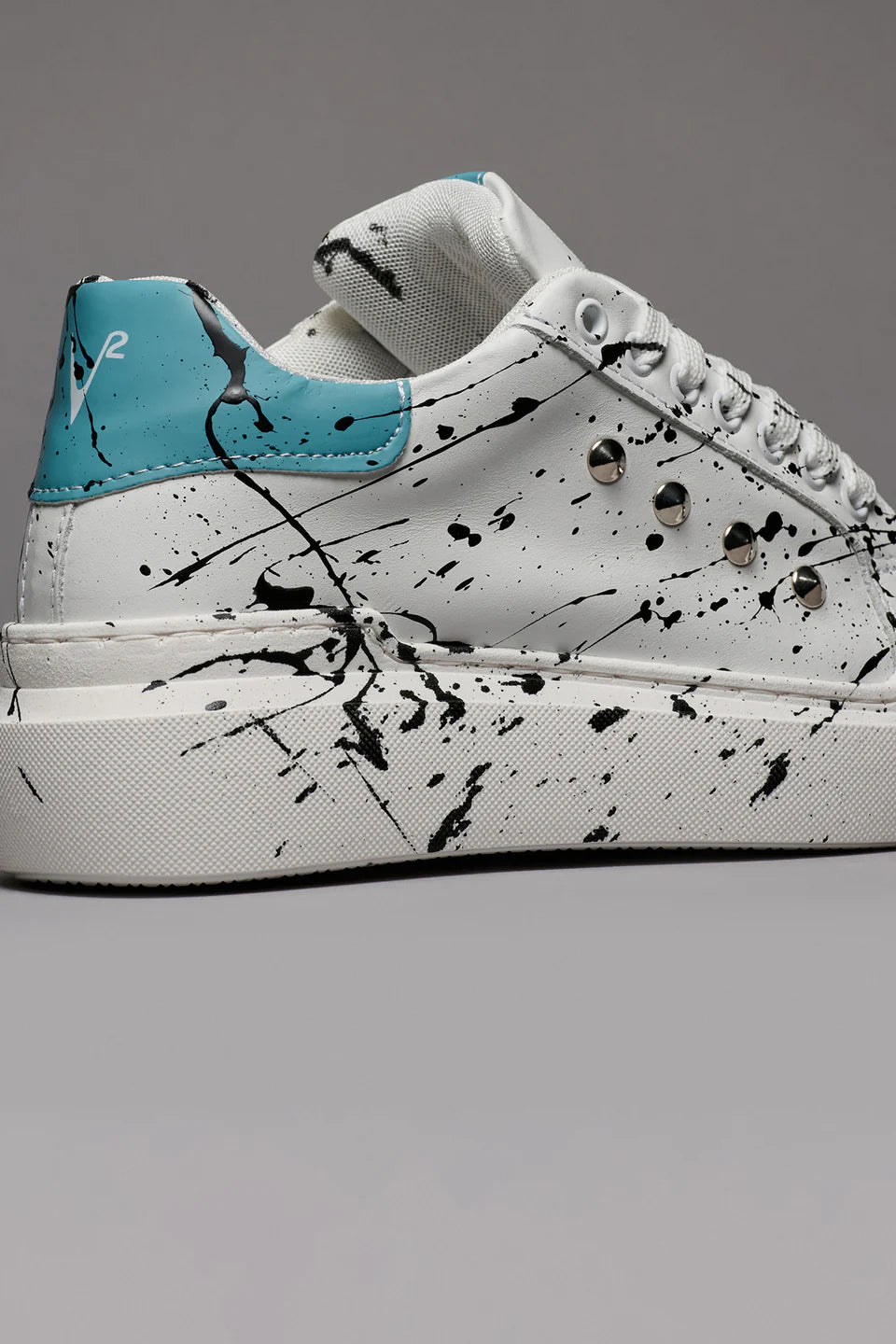 VEGA - Sneakers a suola alta retro azzurro con borchie e schizzi di vernice