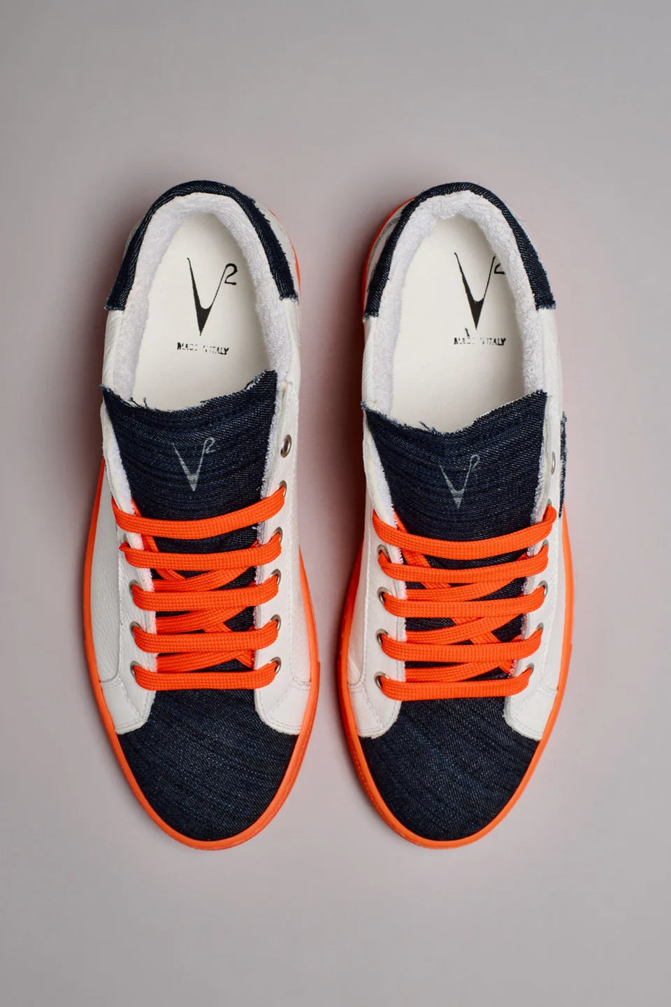 OLYMPIC RAINBOW - Sneakers a suola bassa bianca con suola e lacci arancio fluo e linguetta in tessuto denim