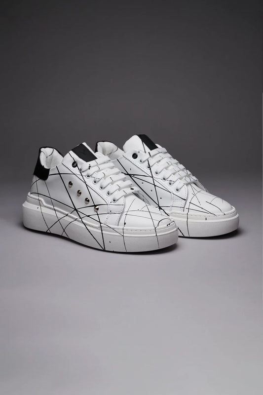 VEGA - Sneakers a suola alta retro nero con borchie e schizzi di vernice