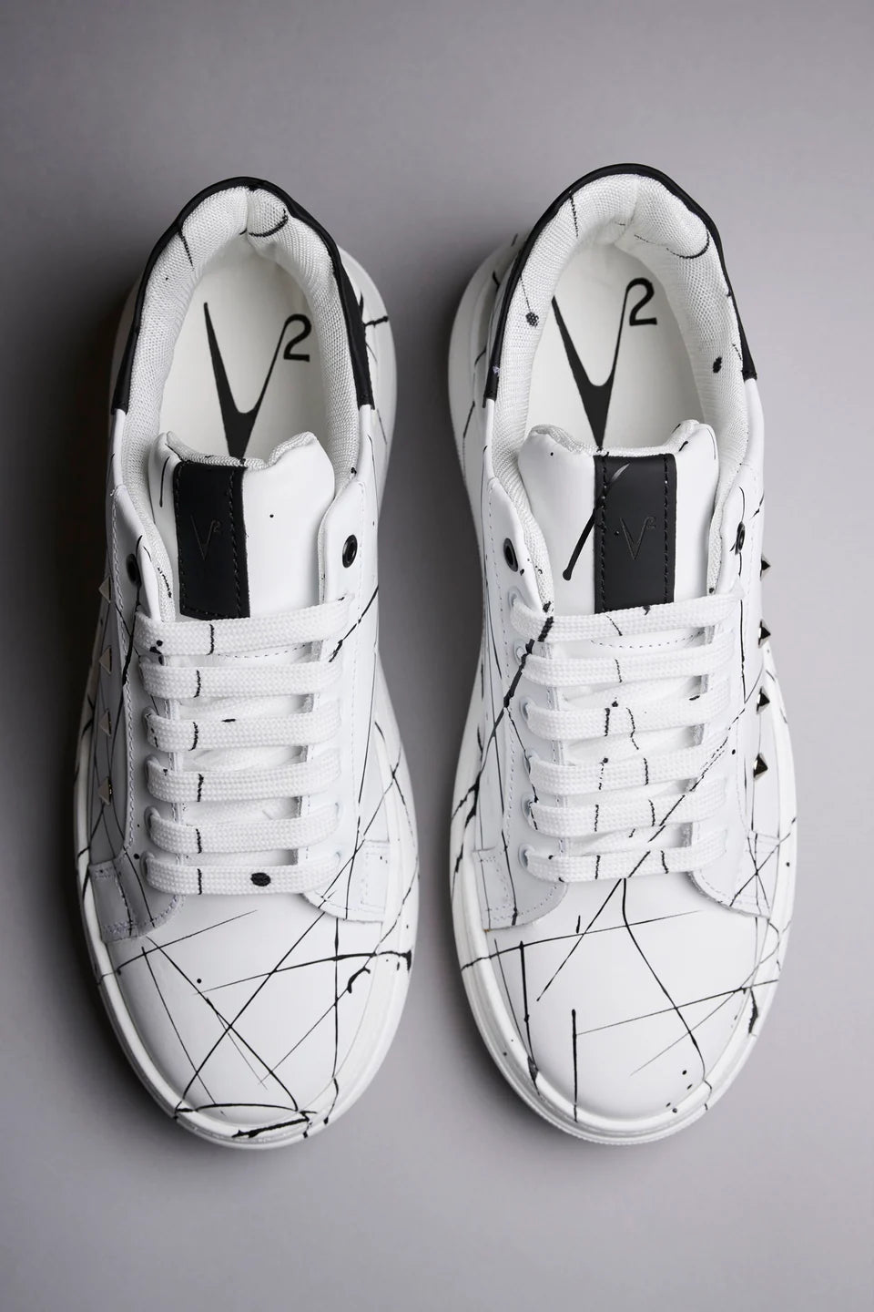 VEGA - Sneakers a suola alta retro nero con borchie e schizzi di vernice