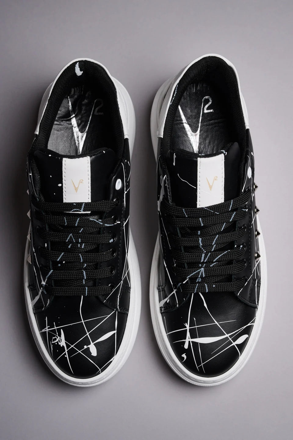 VEGA - Sneakers a suola alta nera retro bianco con borchie e schizzi di vernice