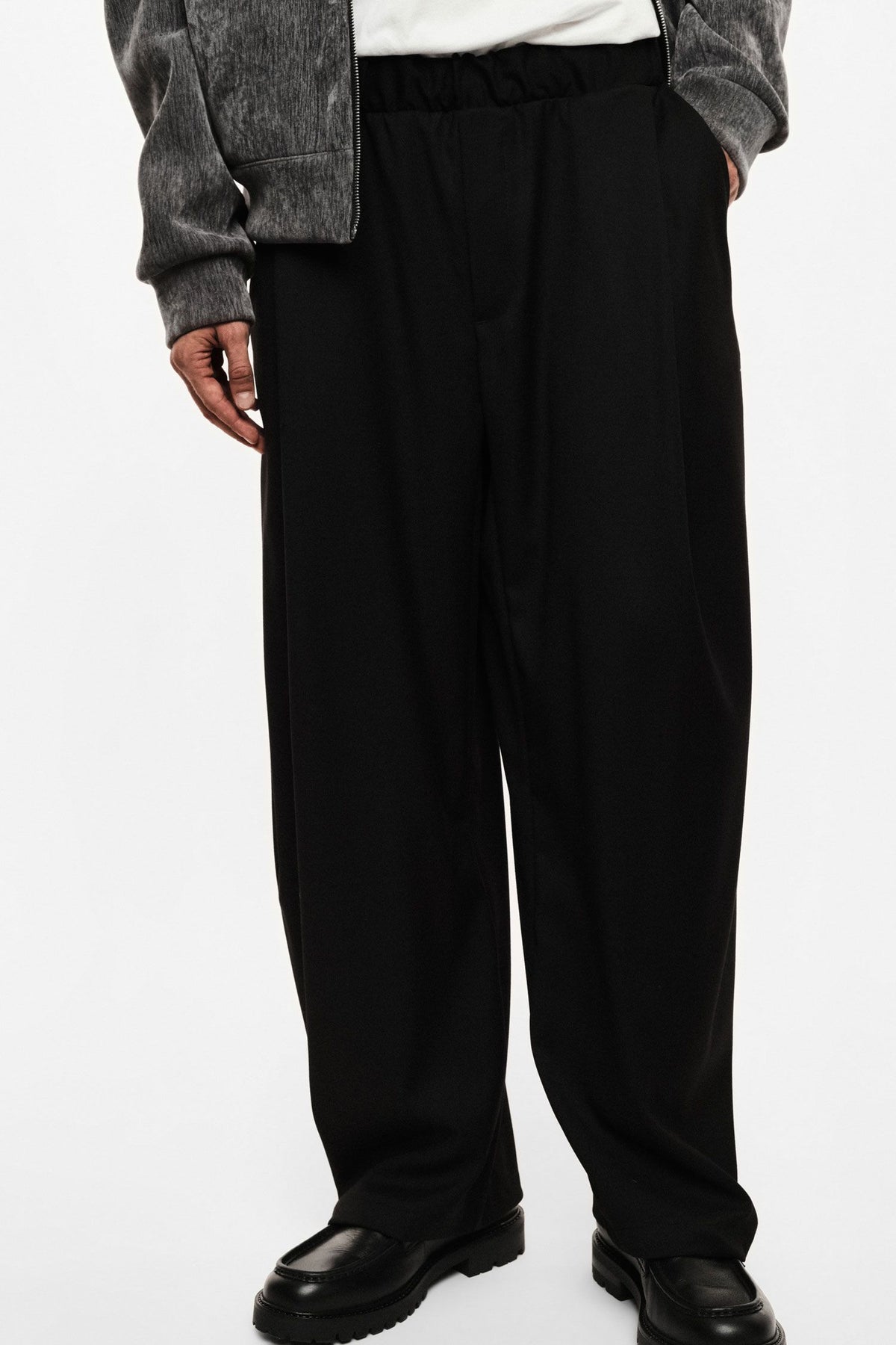 Pantaloni baggy-fit con pinces e vita elasticizzata Nero Imperial PE6YMBV