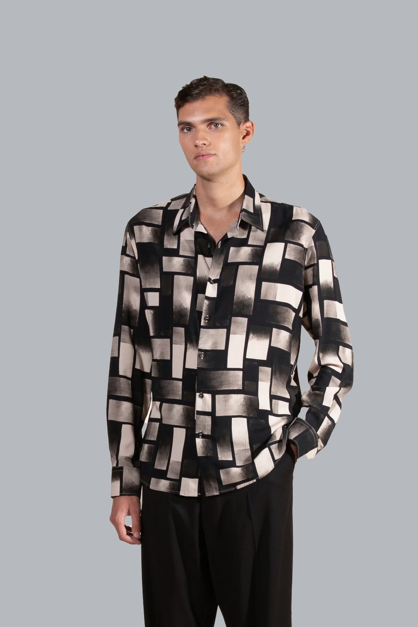 Camicia in viscosa fantasia geometrica sfumata