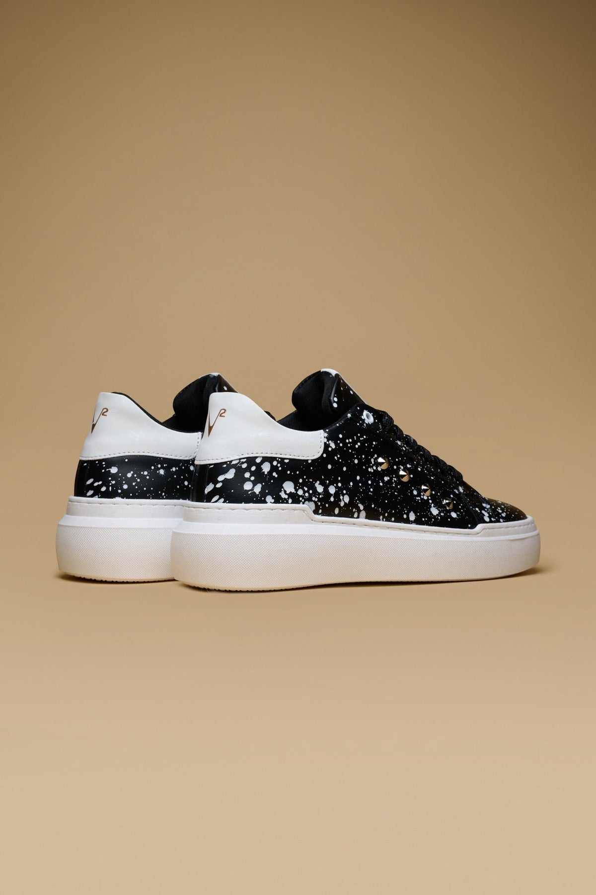 Vegas - Sneakers nere in pelle con retro bianco e borchie V2 Brand