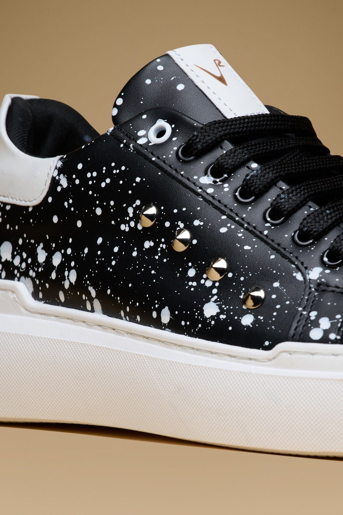 Vegas - Sneakers nere in pelle con retro bianco e borchie V2 Brand