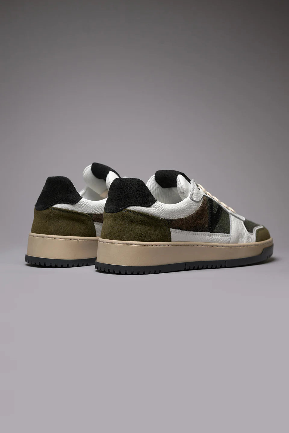 College - Sneakers bicolor nero e verde militare con inserti in tessuto