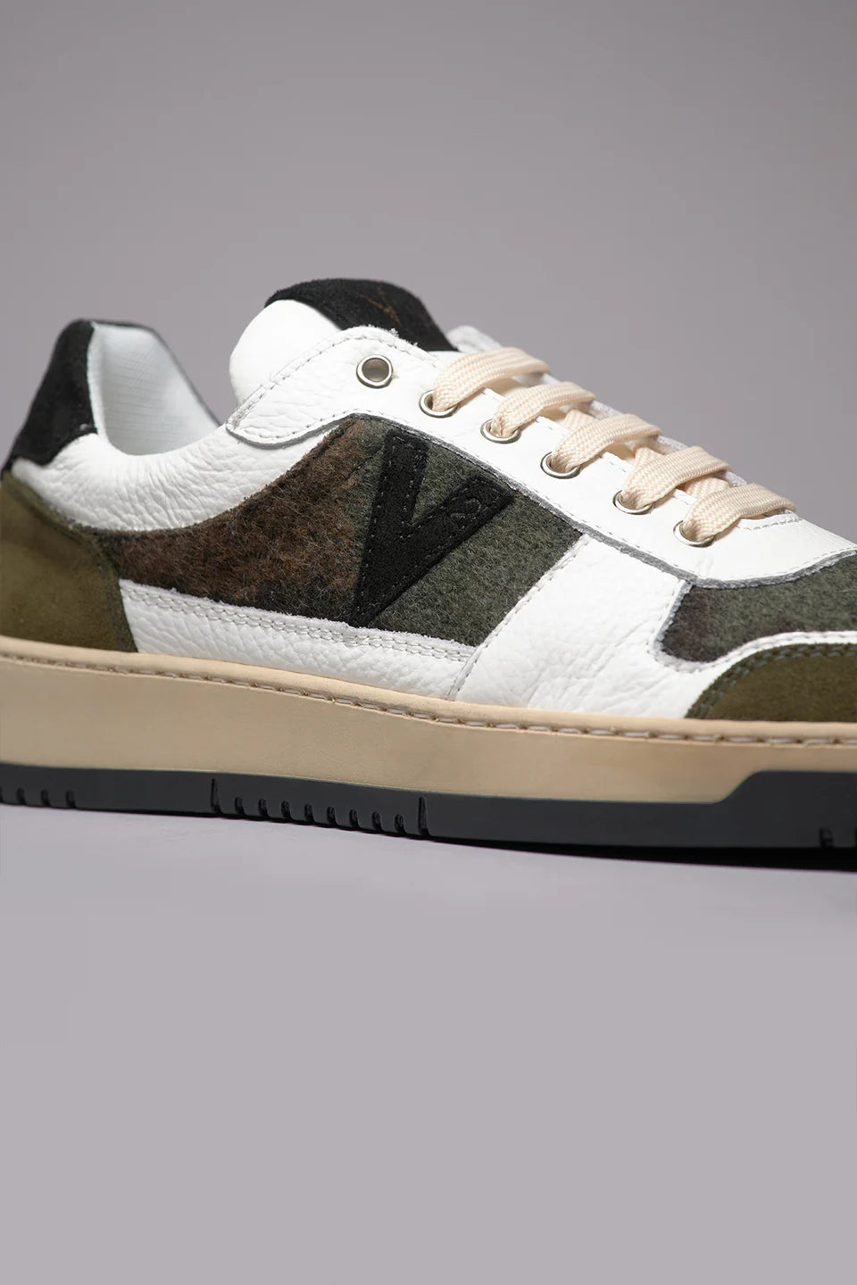College - Sneakers bicolor nero e verde militare con inserti in tessuto