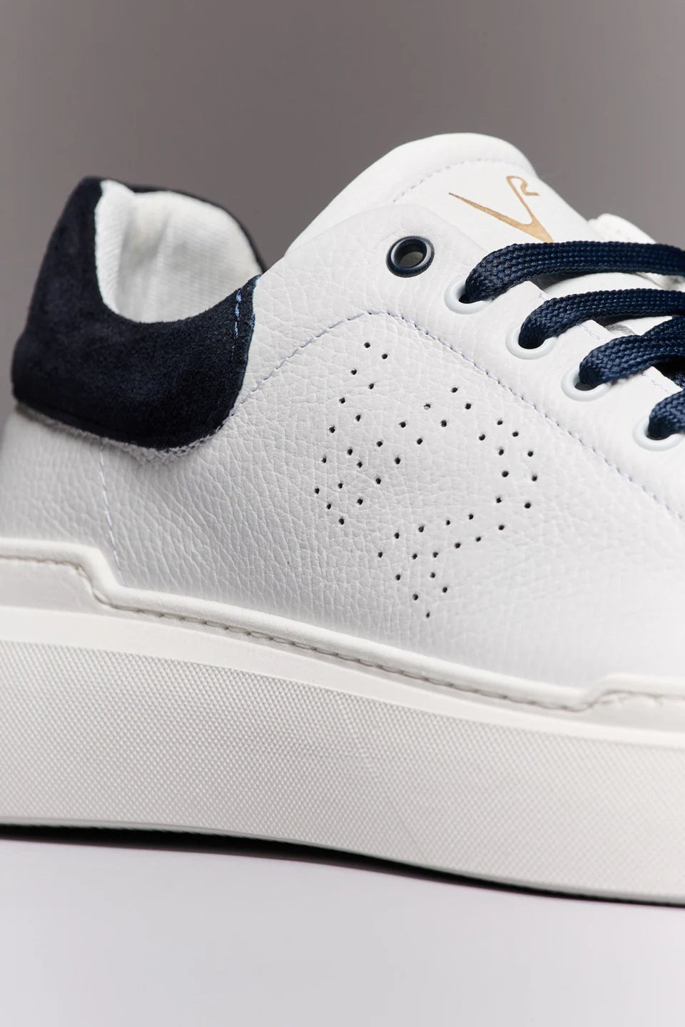 HAMMER - Sneakers a suola alta in pelle martellata con retro scamosciato e lacci blu