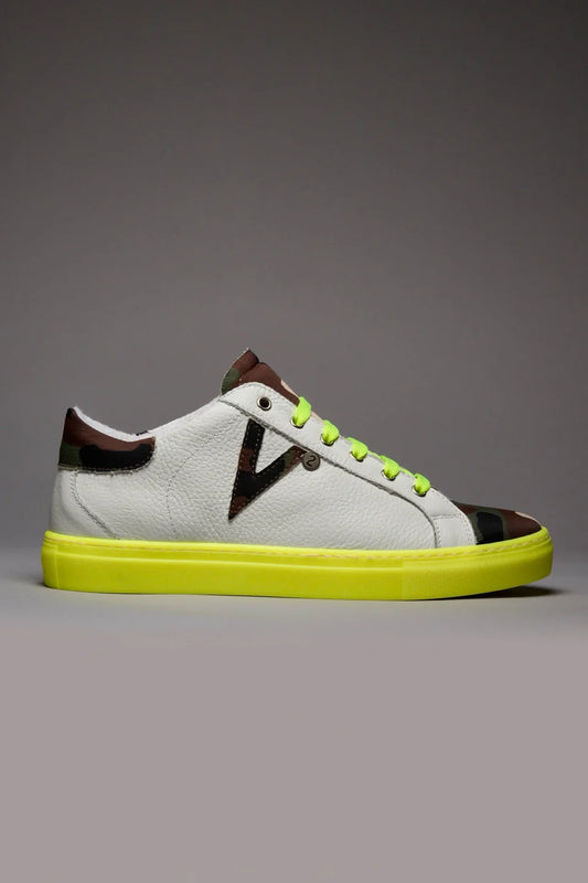 OLYMPIC RAINBOW - Sneakers a suola bassa bianca con suola e lacci giallo fluo e linguetta in tessuto camouflage