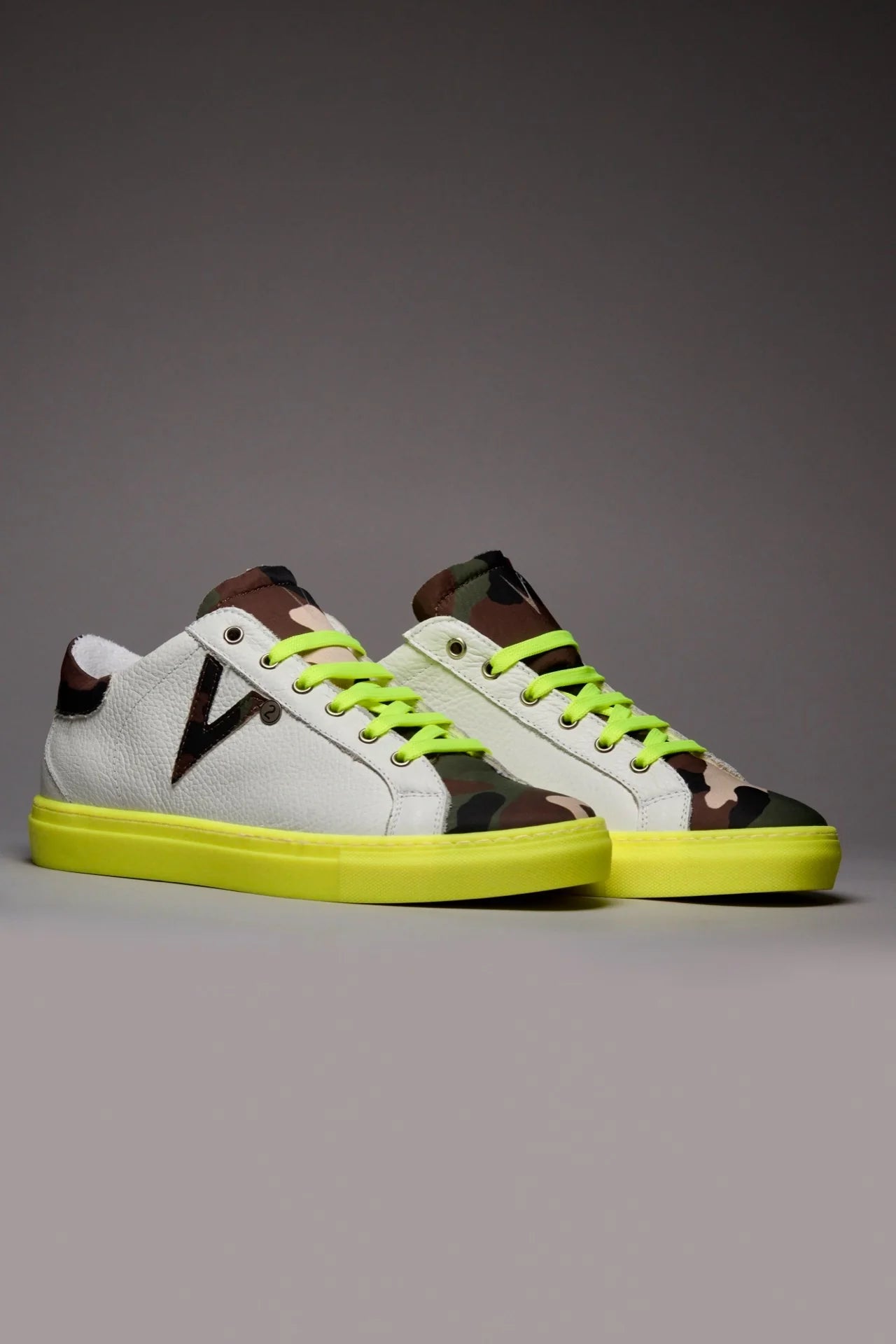 OLYMPIC RAINBOW - Sneakers a suola bassa bianca con suola e lacci giallo fluo e linguetta in tessuto camouflage