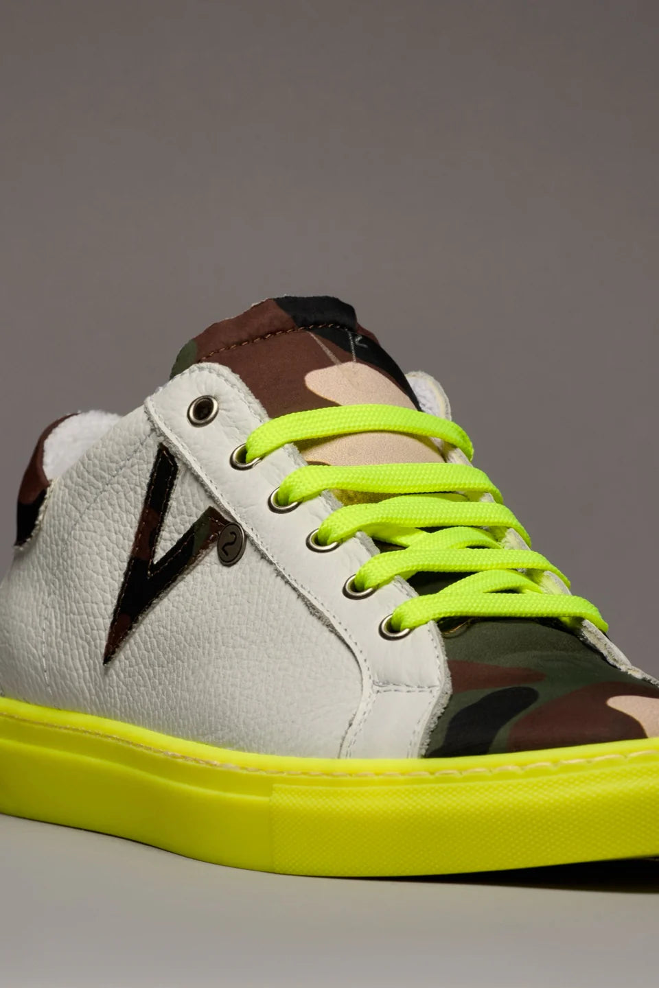 OLYMPIC RAINBOW - Sneakers a suola bassa bianca con suola e lacci giallo fluo e linguetta in tessuto camouflage