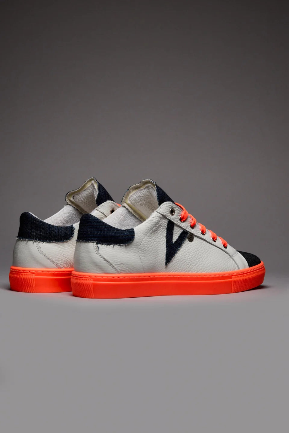 OLYMPIC RAINBOW - Sneakers a suola bassa bianca con suola e lacci arancio fluo e linguetta in tessuto denim