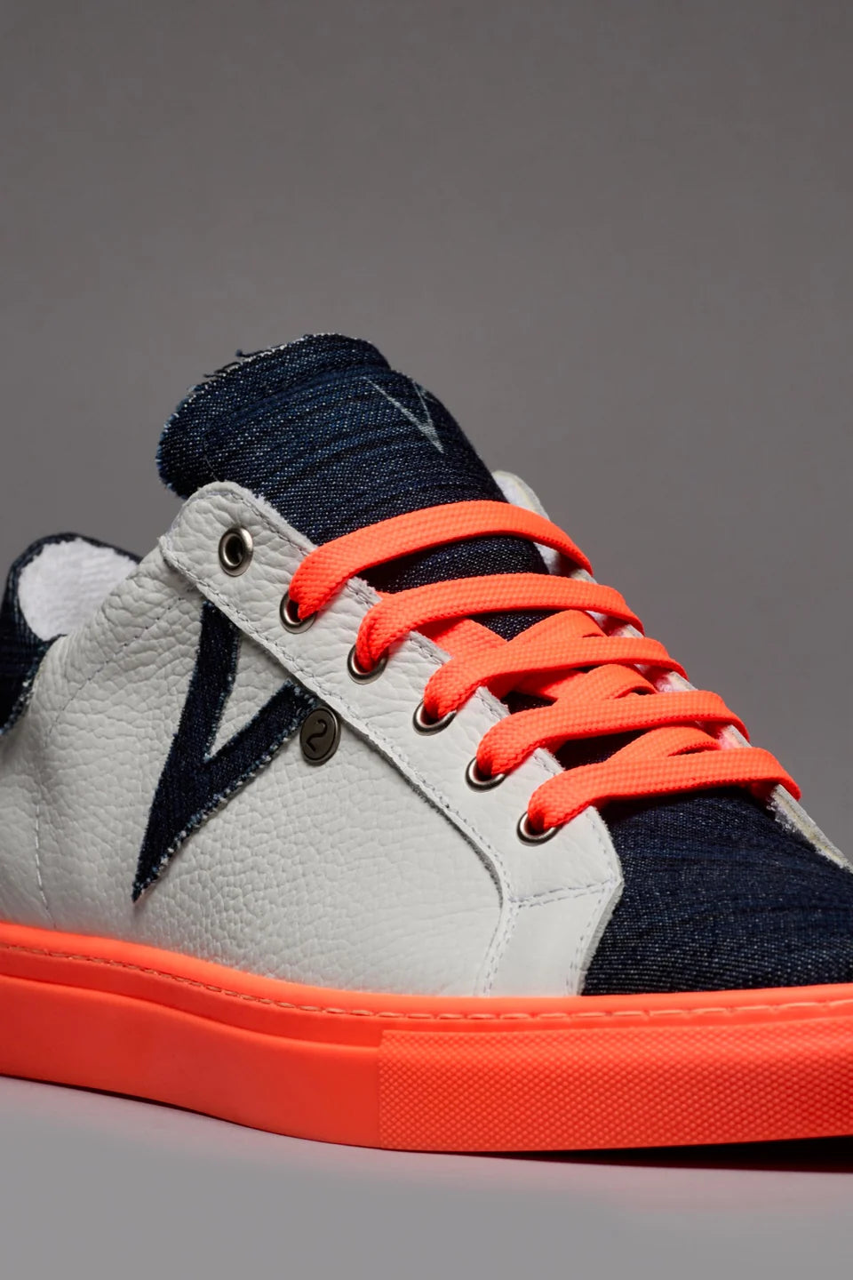 OLYMPIC RAINBOW - Sneakers a suola bassa bianca con suola e lacci arancio fluo e linguetta in tessuto denim