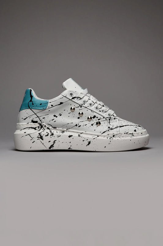 VEGA - Sneakers a suola alta retro azzurro con borchie e schizzi di vernice