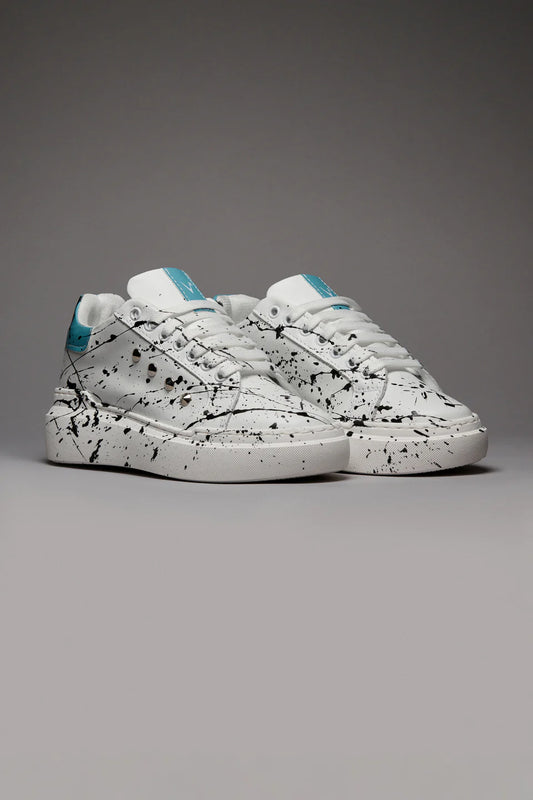 VEGA - Sneakers a suola alta retro azzurro con borchie e schizzi di vernice