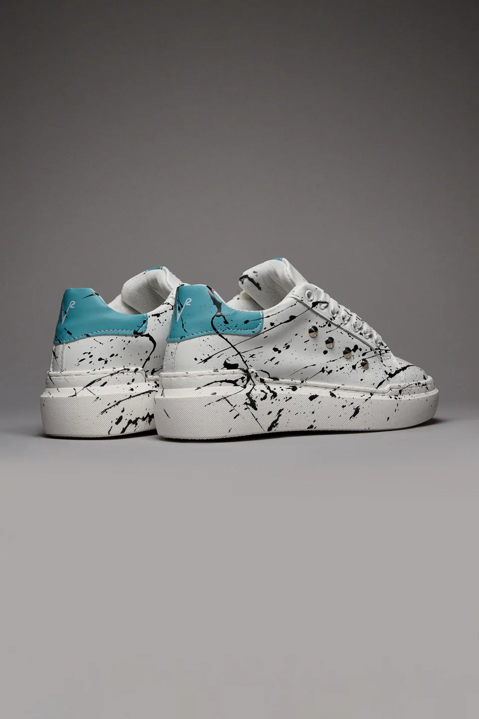 VEGA - Sneakers a suola alta retro azzurro con borchie e schizzi di vernice