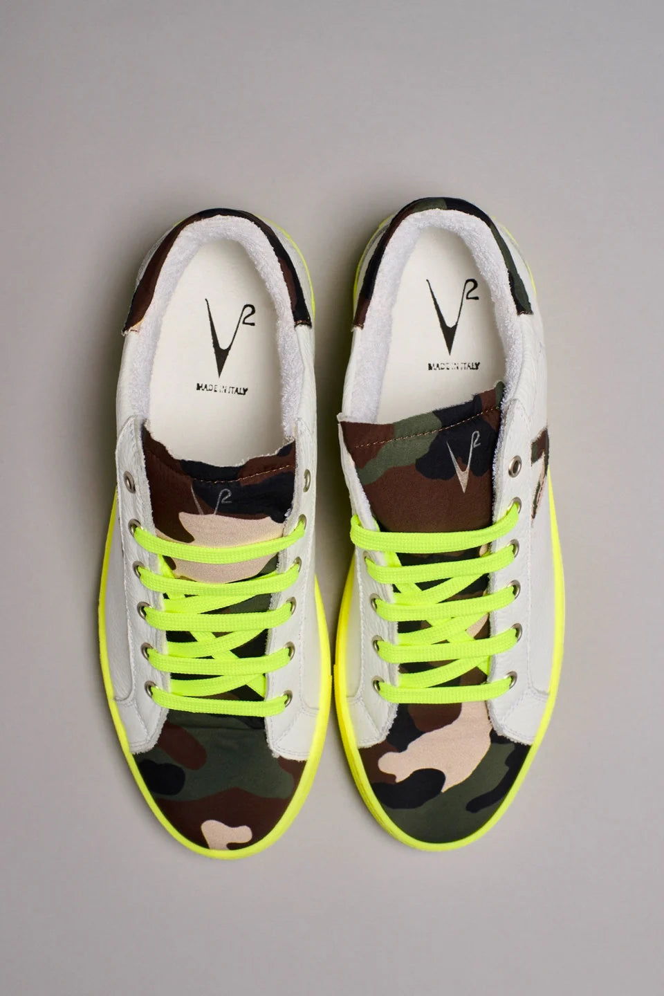 OLYMPIC RAINBOW - Sneakers a suola bassa bianca con suola e lacci giallo fluo e linguetta in tessuto camouflage