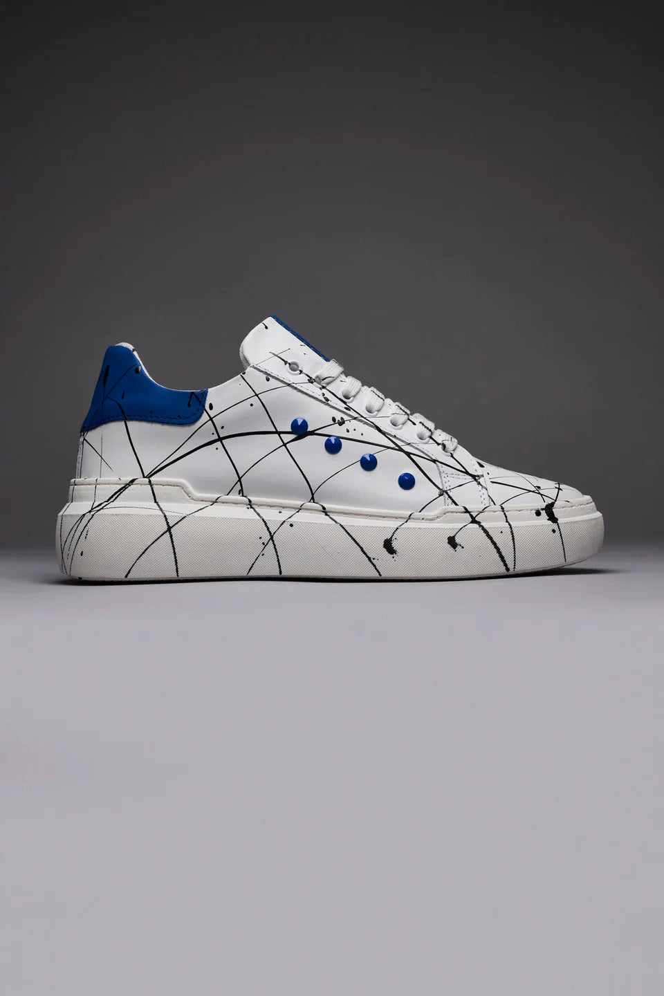 Vega - Sneakers a suola alta bianca con retro, borchie blu royal e schizzi di vernice