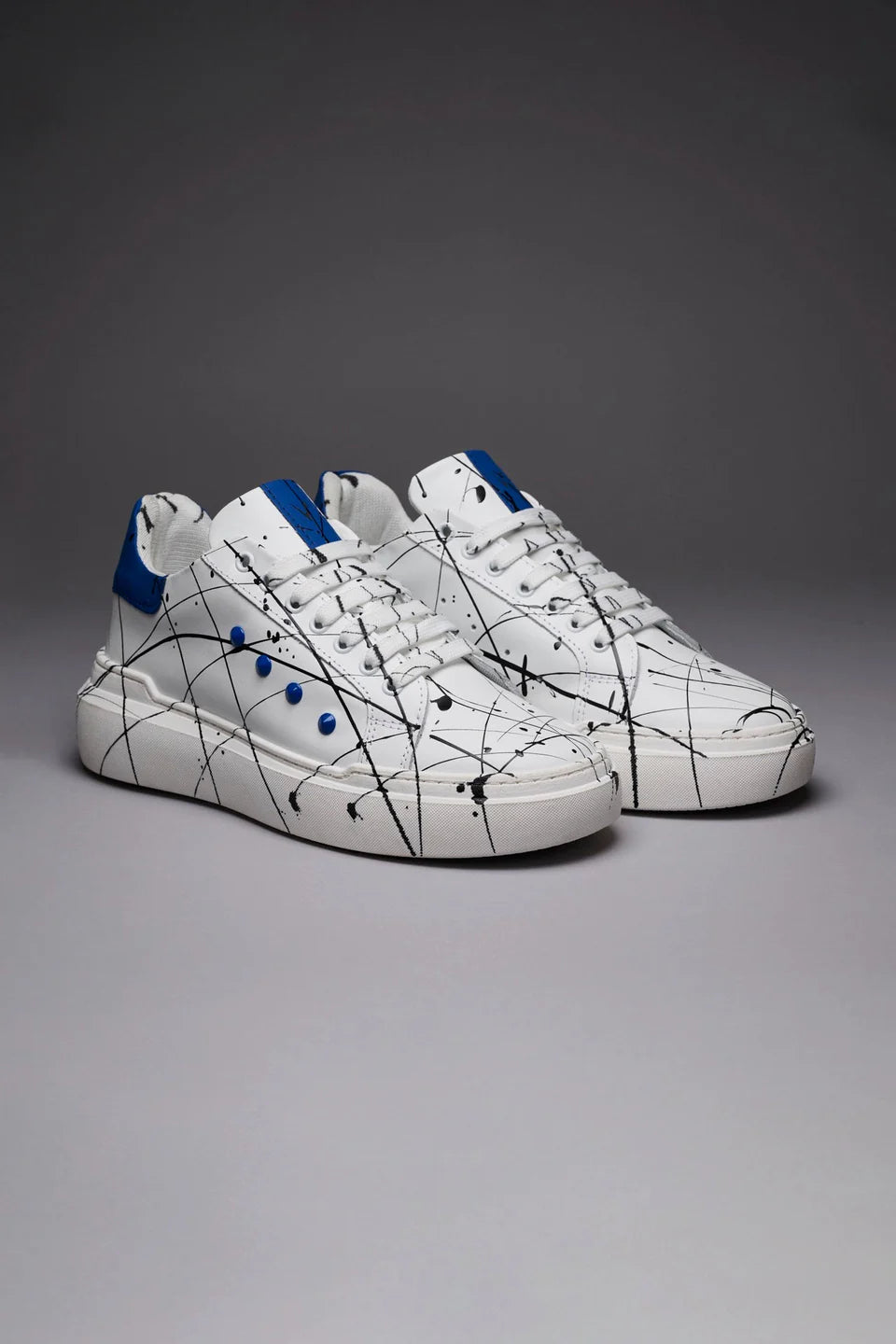 Vega - Sneakers a suola alta bianca con retro, borchie blu royal e schizzi di vernice