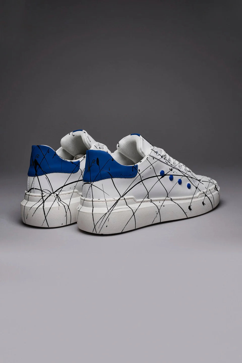 Vega - Sneakers a suola alta bianca con retro, borchie blu royal e schizzi di vernice