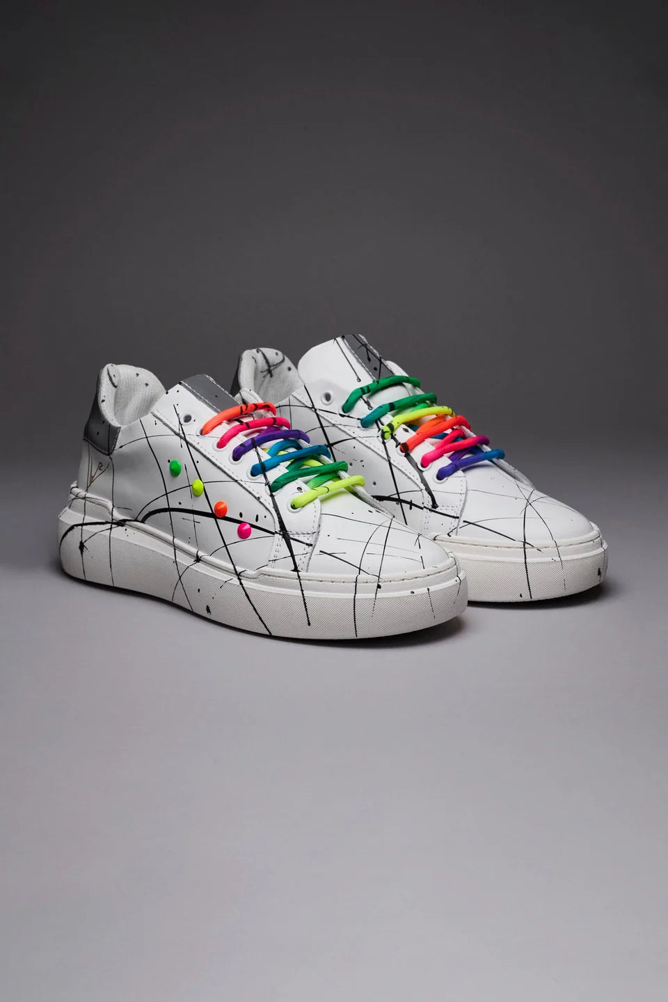 Vega - Sneakers a suola alta bianca retro catarifrangente con lacci e borchie multicolor e schizzi di vernice