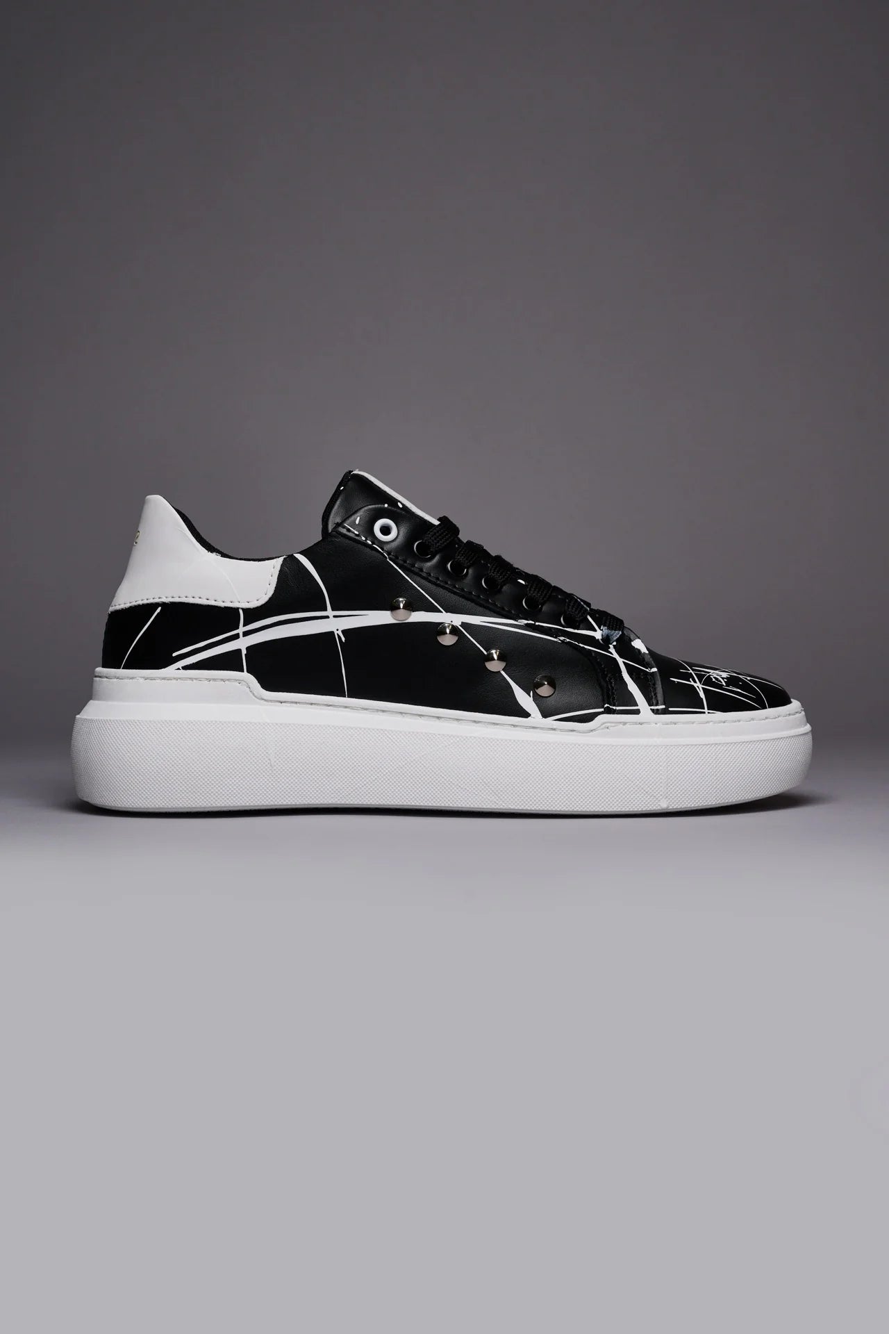 VEGA - Sneakers a suola alta nera retro bianco con borchie e schizzi di vernice