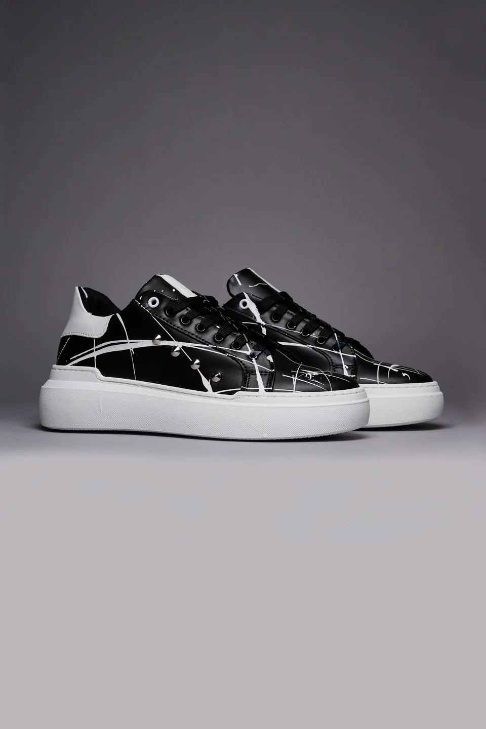 VEGA - Sneakers a suola alta nera retro bianco con borchie e schizzi di vernice