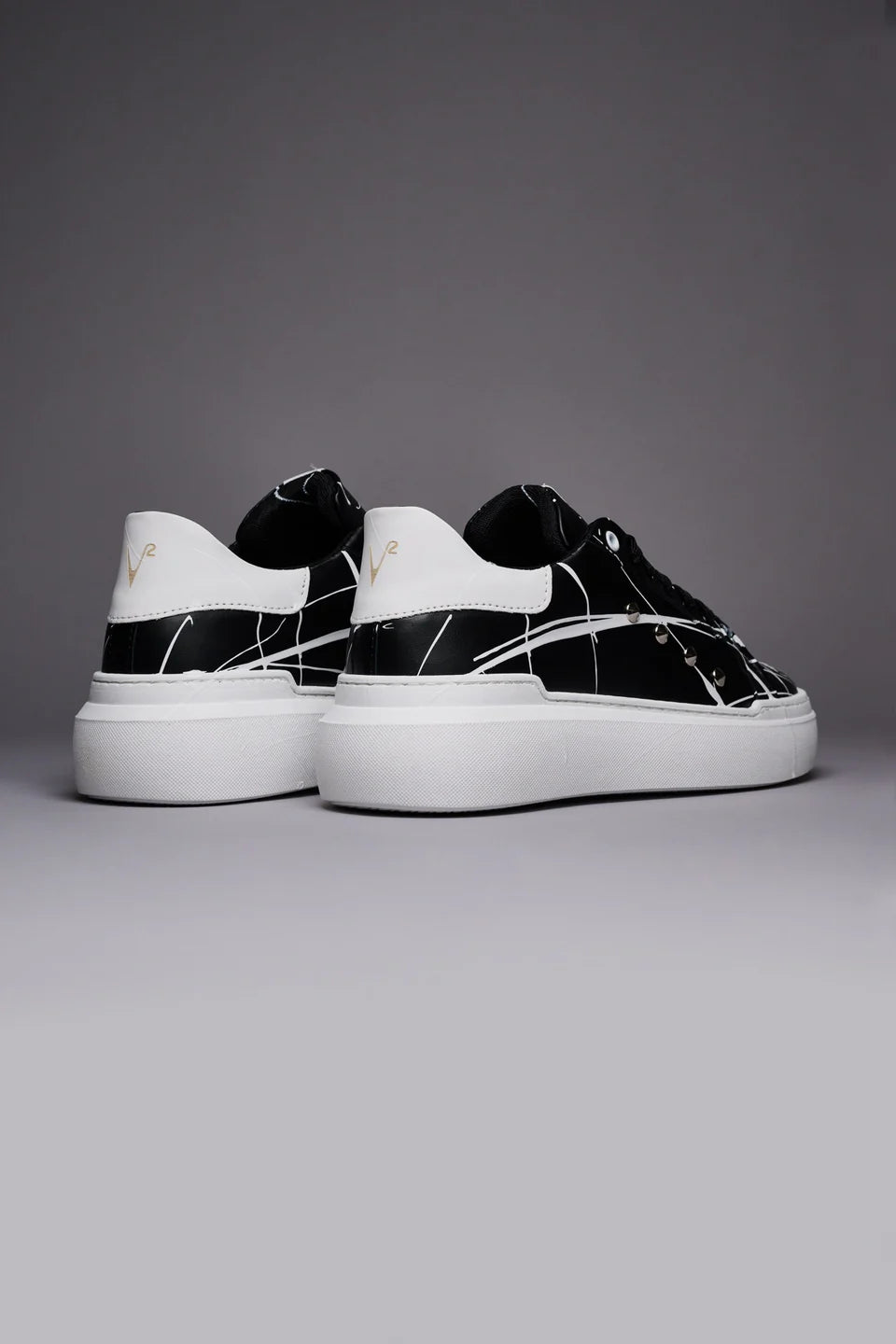 Vega - Sneakers a suola alta nera retro bianco con borchie e schizzi di vernice