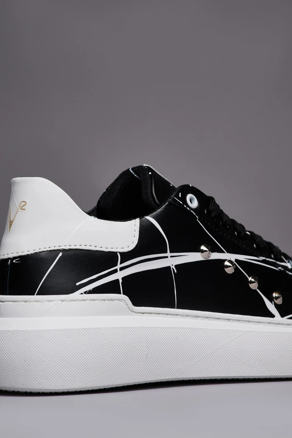 VEGA - Sneakers a suola alta nera retro bianco con borchie e schizzi di vernice