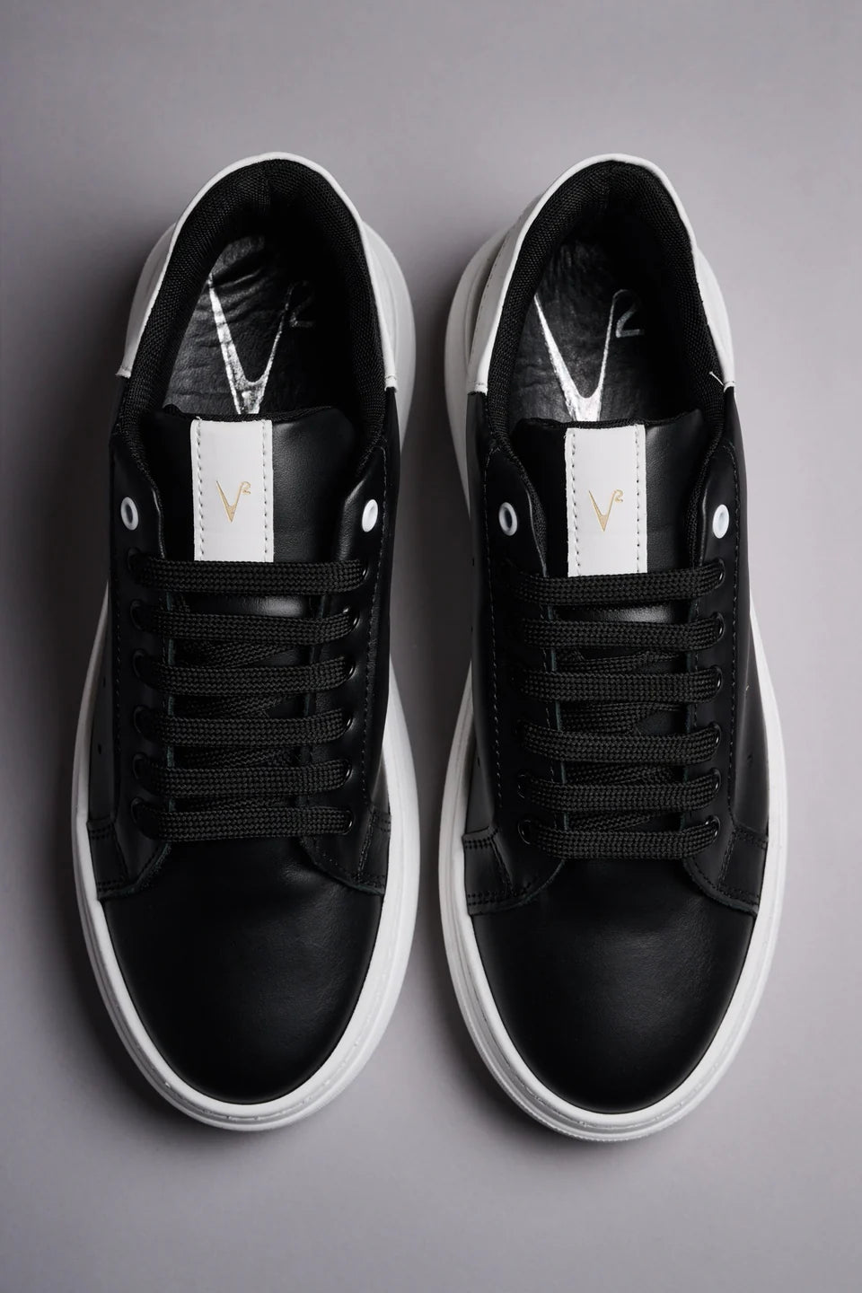 VEGA - Sneakers a suola alta nera retro bianco
